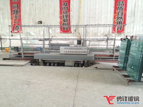 勇鋒鋼化玻璃生產(chǎn)設(shè)備：直邊機